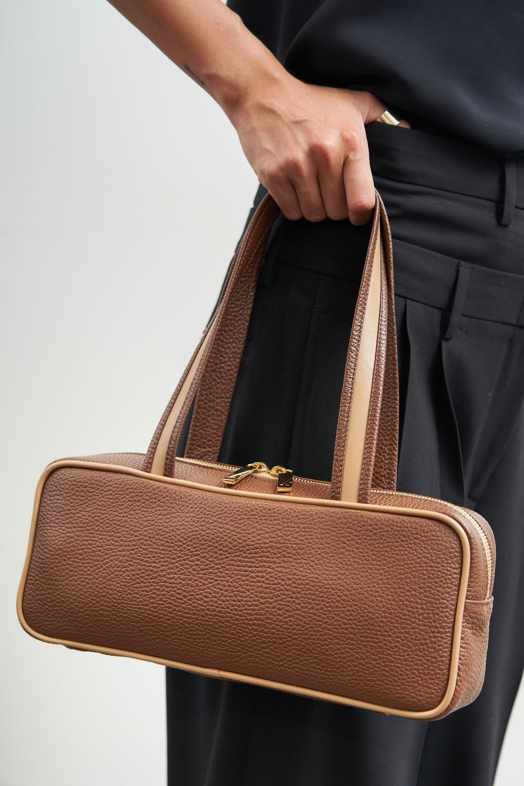 Barry Shoulder Bag in Grain Brown