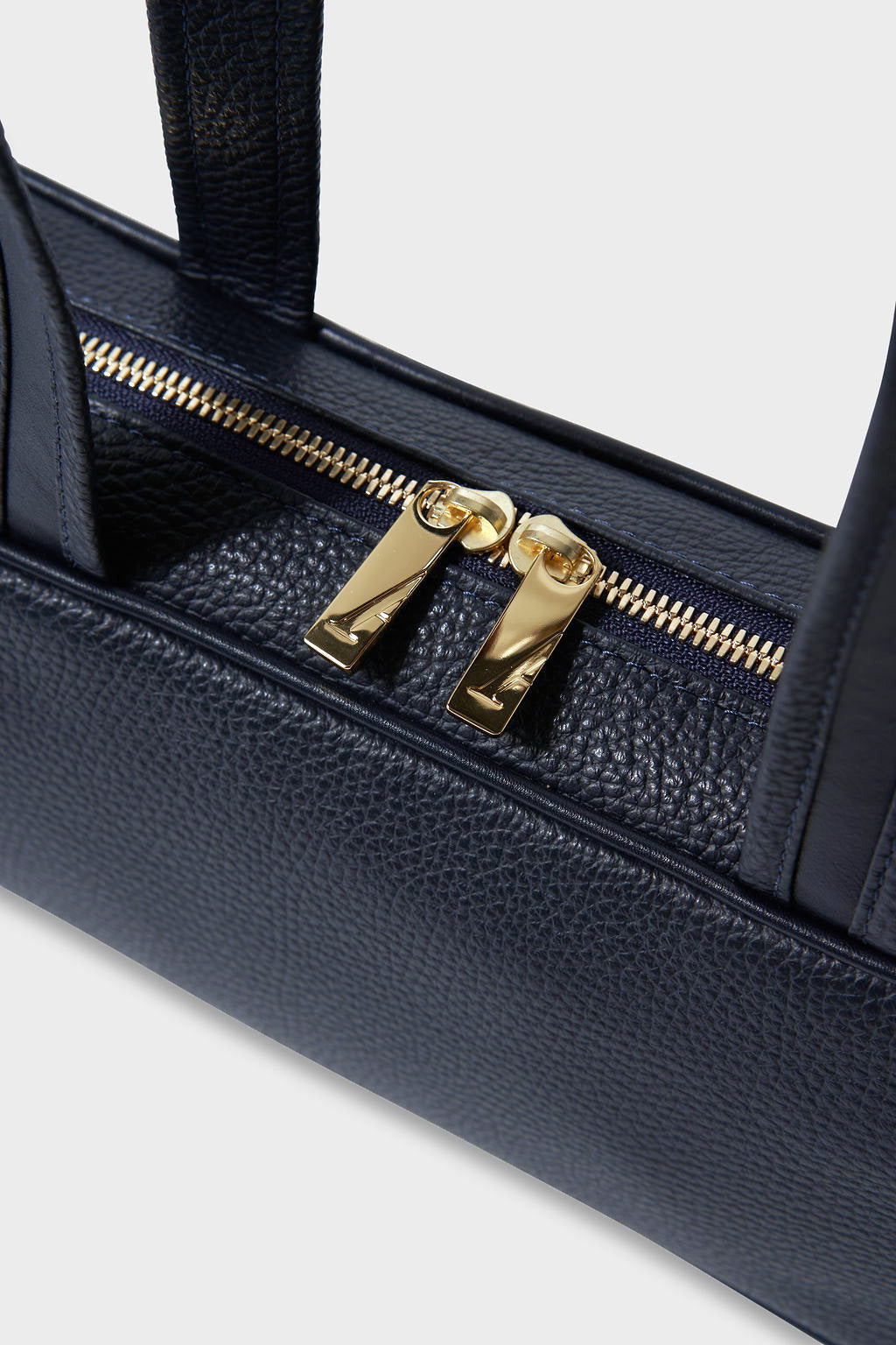 Barry Shoulder Bag in Grain Navy