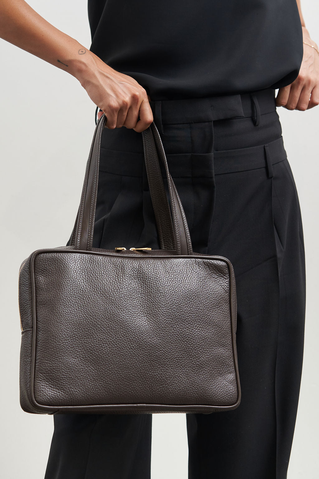 Casey Shoulder Bag in Grain Dark Brown