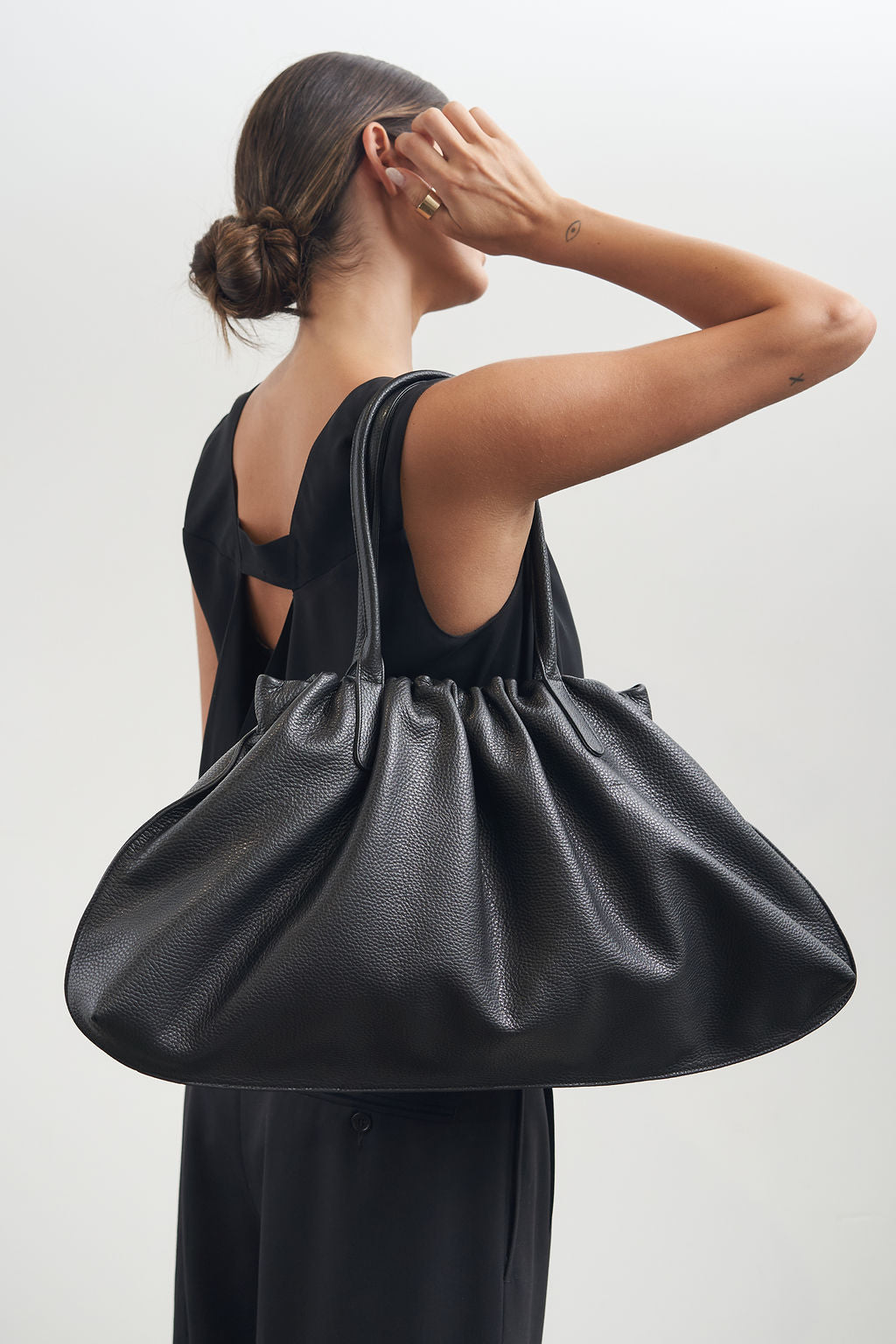 Big Cloud Shoulder Bag in Grain Black