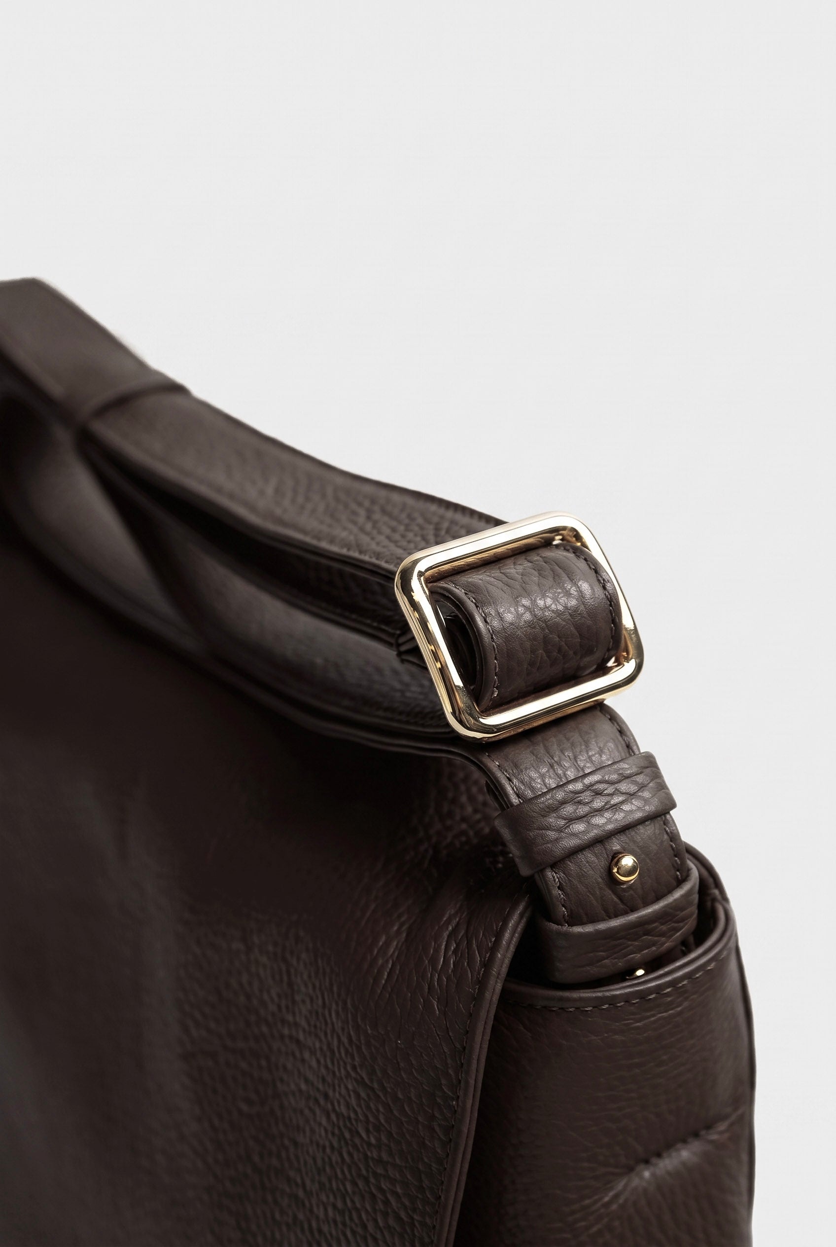 Encase Day in Grain Dark Brown