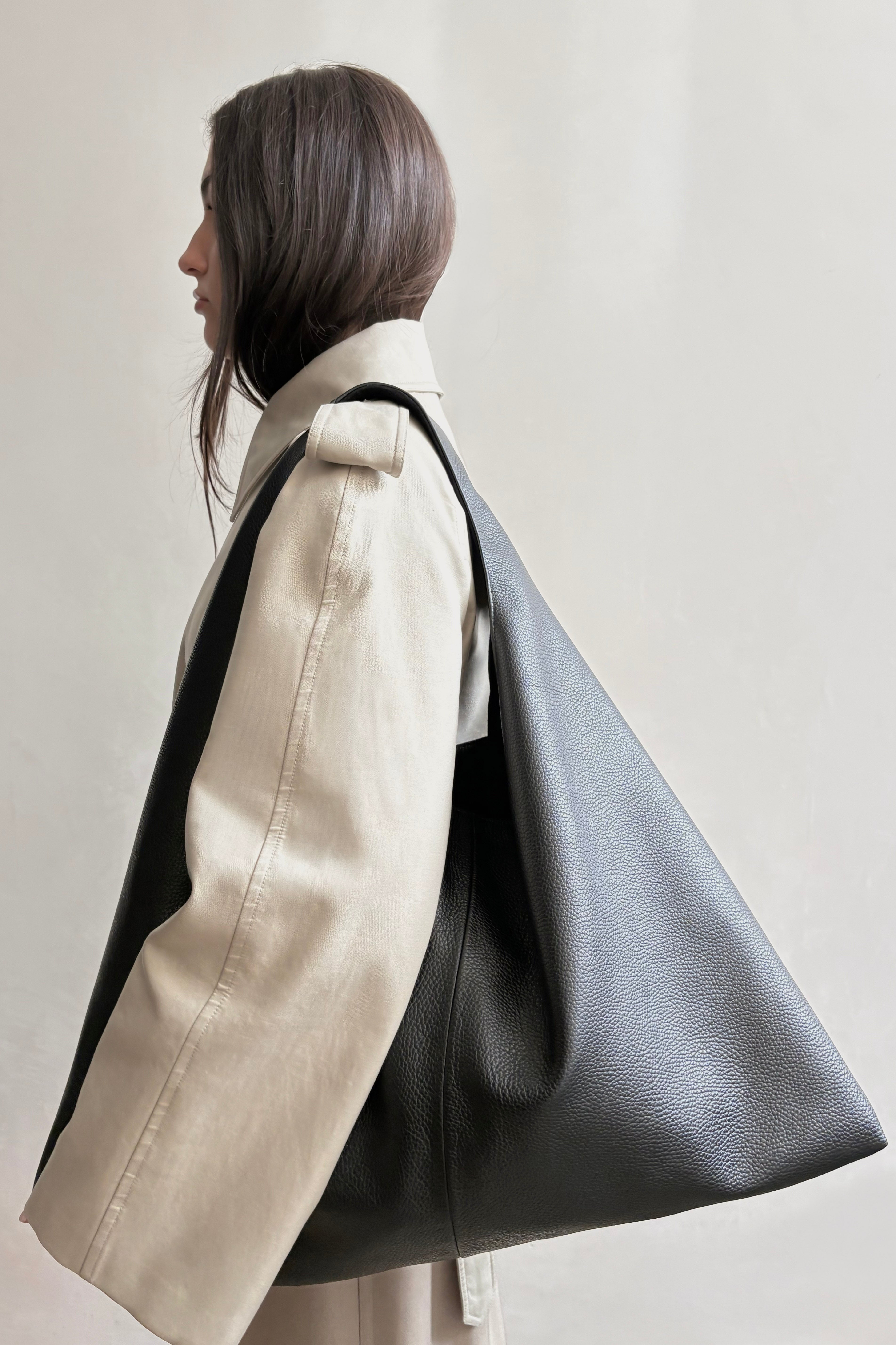 Large Triangle Sack in Grain Black