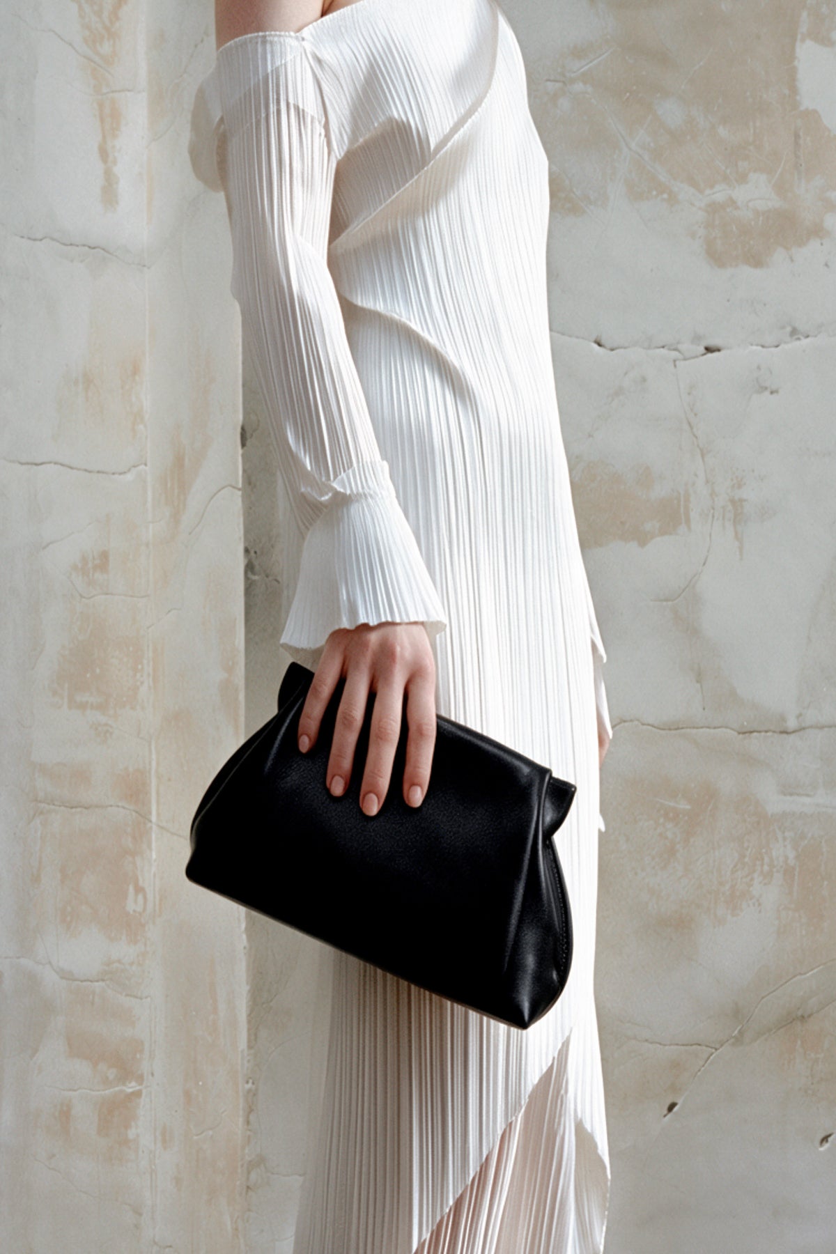 Midi Curve Clutch in Smooth Black