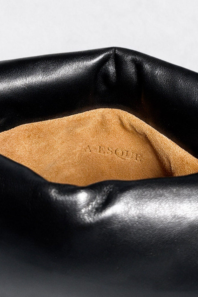 Midi Curve Clutch in Smooth Black
