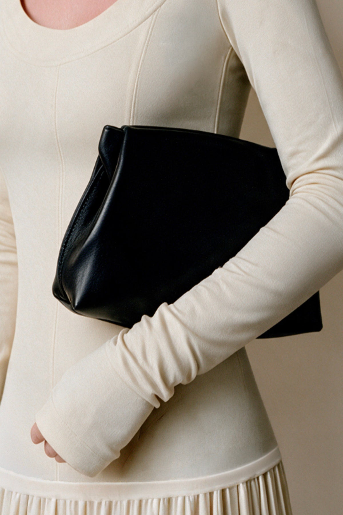 Midi Curve Clutch in Smooth Black