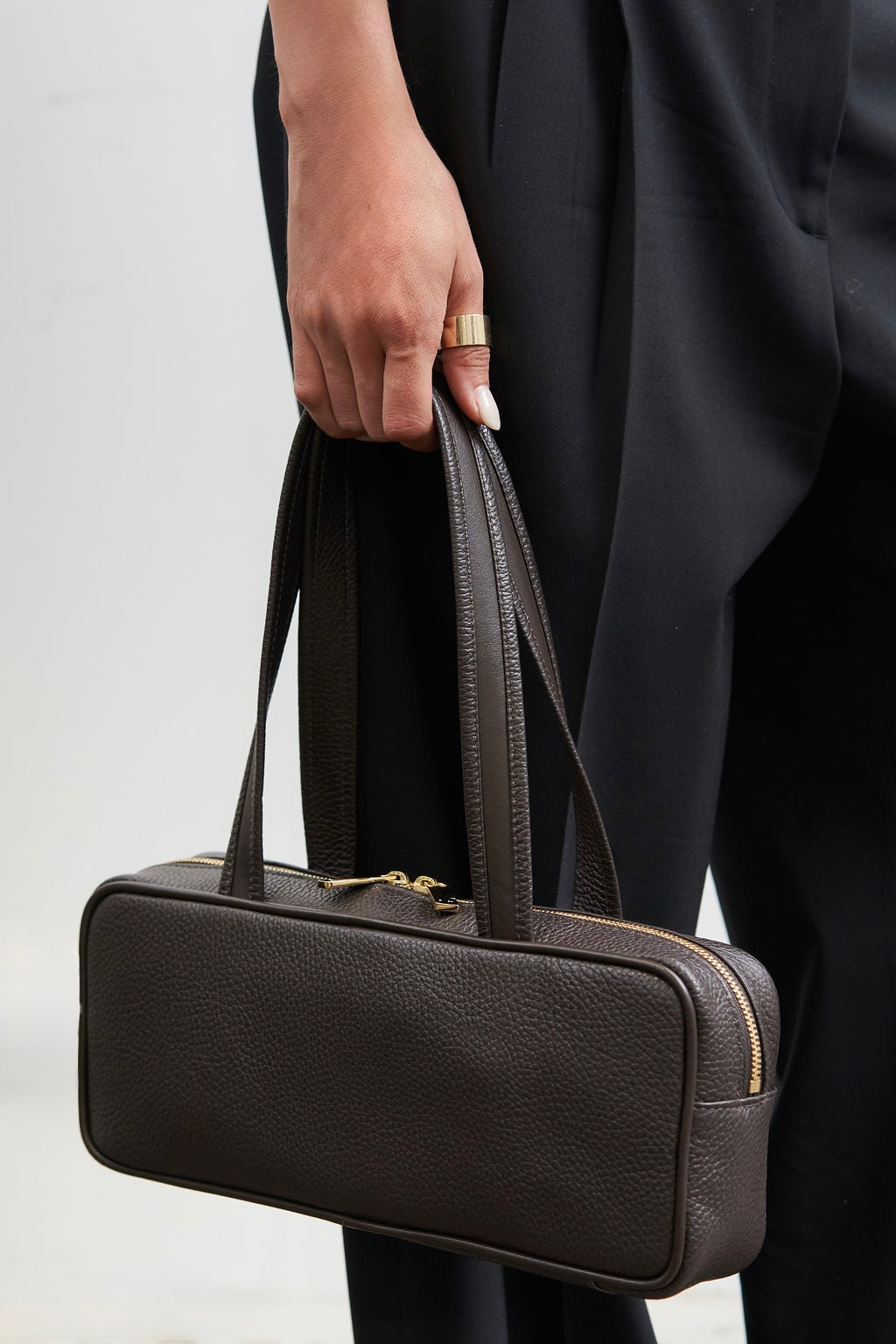 Barry Shoulder Bag in Grain Dark Brown