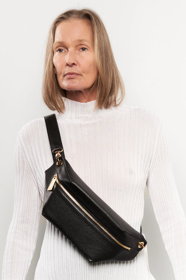 Oblong Crossbody Bag in Grain Black