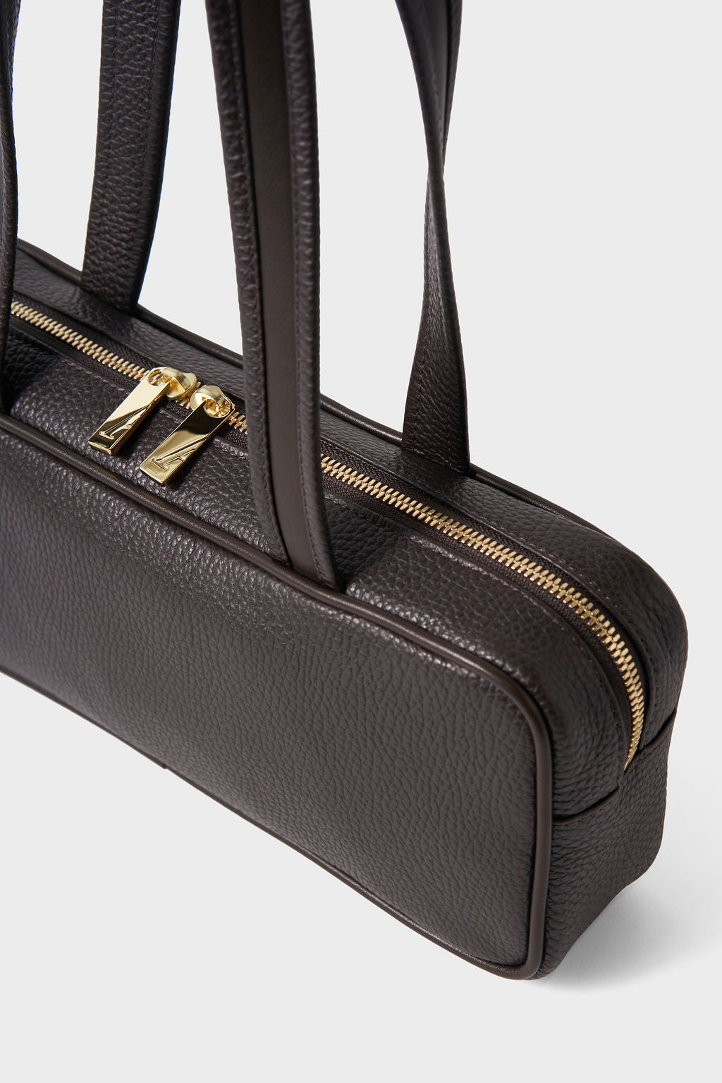 Barry Shoulder Bag in Grain Dark Brown