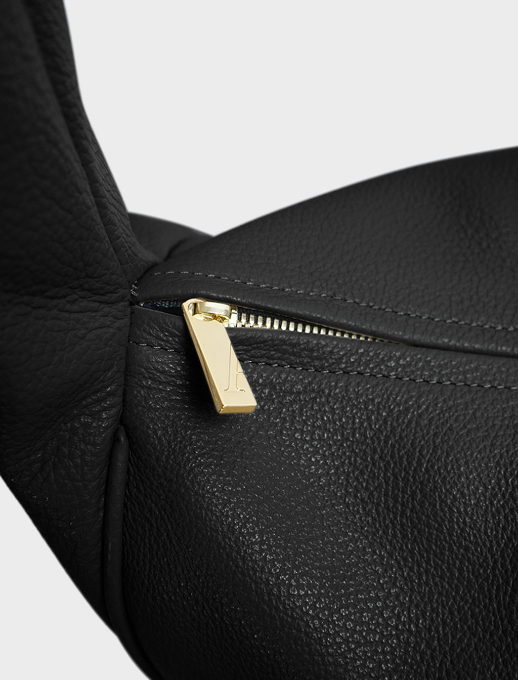 Midi Halo Shoulder Bag in Grain Black