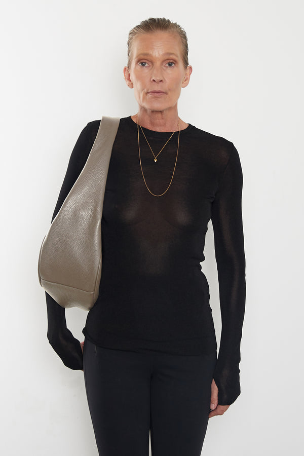 A side image of the Midi Halo day shoulder bag featuring its slightly wide structured body and fine hand stitching. 