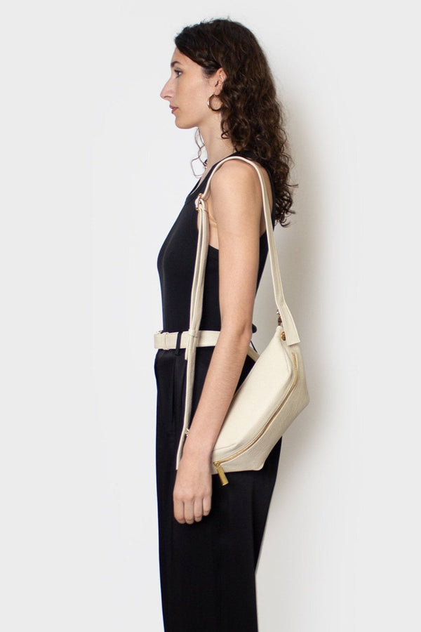 The oblong bum bag slung in the shoulder as a shoulder bag. 