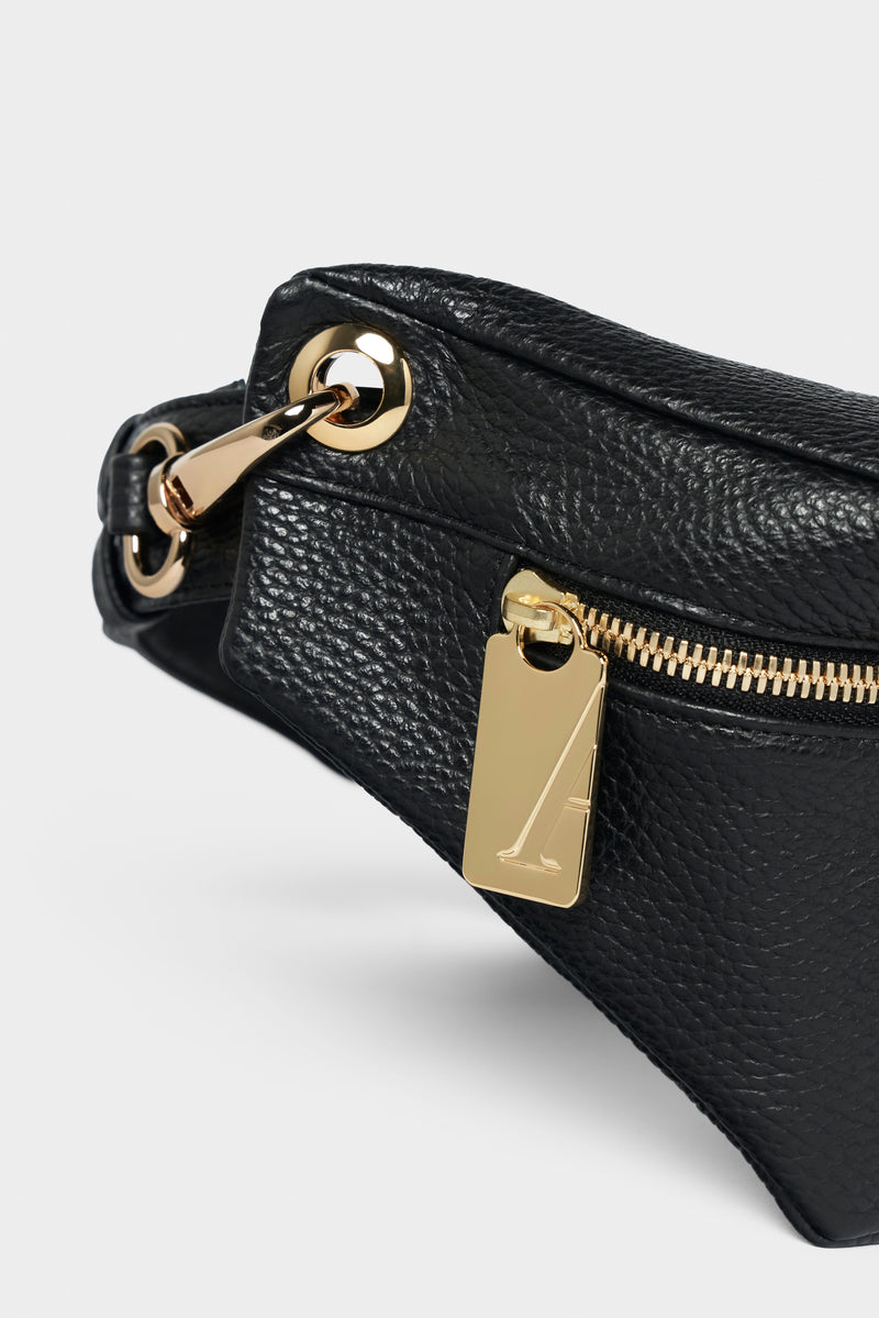 Oblong Crossbody Bag in Grain Black