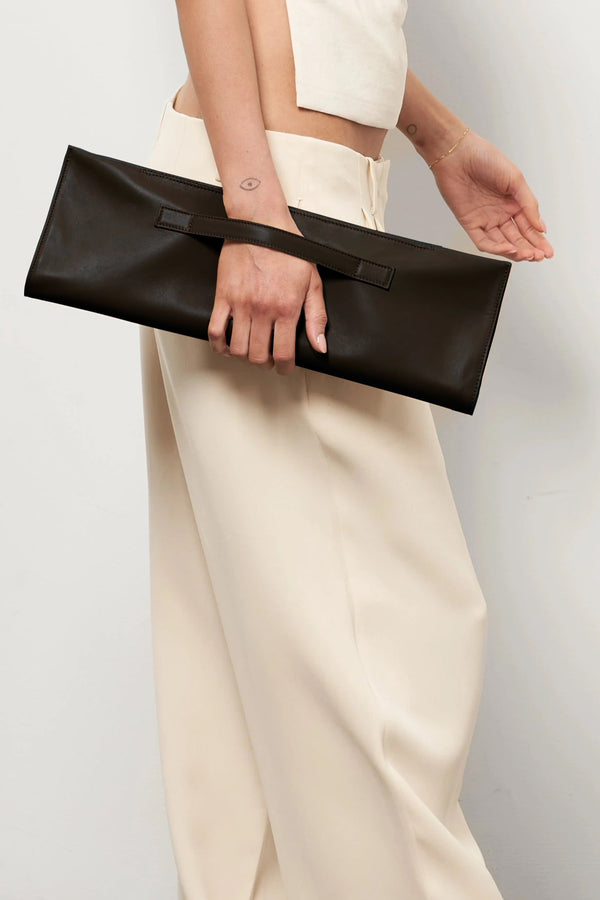 Handle Clutch in Smooth Dark Brown