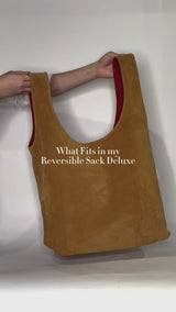 A video showing what can fit inside the tote bag. This large shoulder bag can carry essentials and is suited as a work bag.