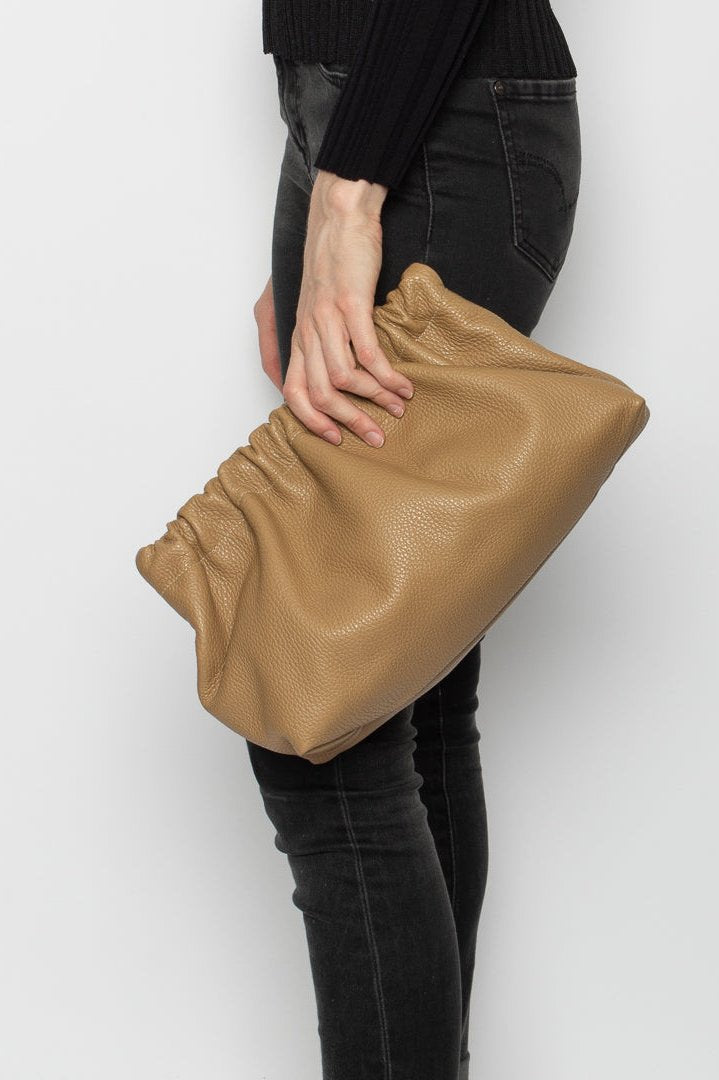 Mellow Clutch in Grain Beige